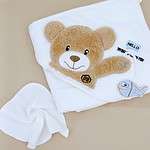 Set bain pour bébé comprenant une grande serviette avec capuche décorée d’un adorable ours et un petit essuie assorti, idéal pour sécher délicatement la peau sensible des nouveau-nés.