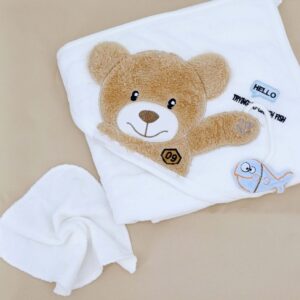 Set bain pour bébé comprenant une grande serviette avec capuche décorée d’un adorable ours et un petit essuie assorti, idéal pour sécher délicatement la peau sensible des nouveau-nés.