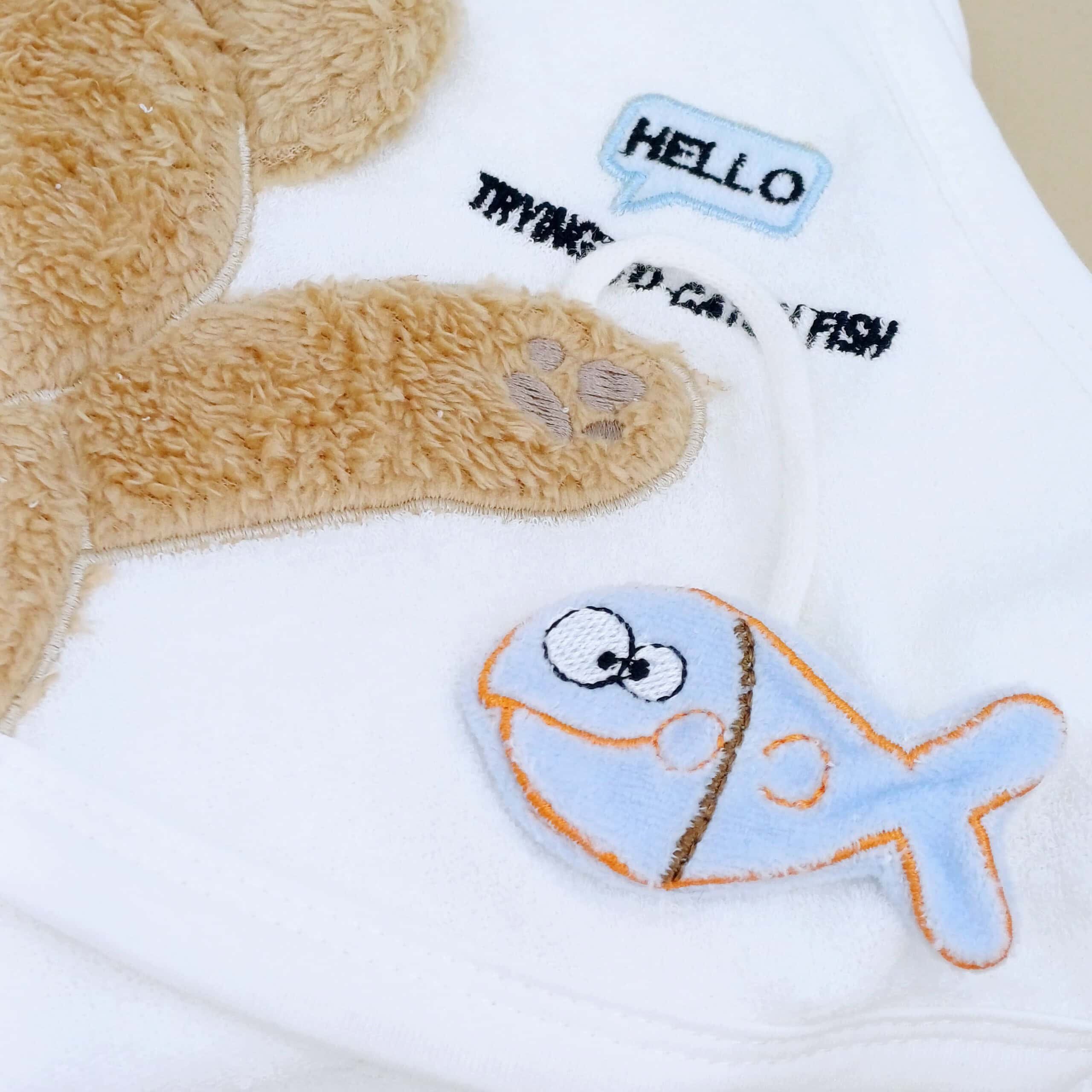 Set bain pour bébé comprenant une grande serviette avec capuche décorée d’un adorable ours et un petit essuie assorti, idéal pour sécher délicatement la peau sensible des nouveau-nés.