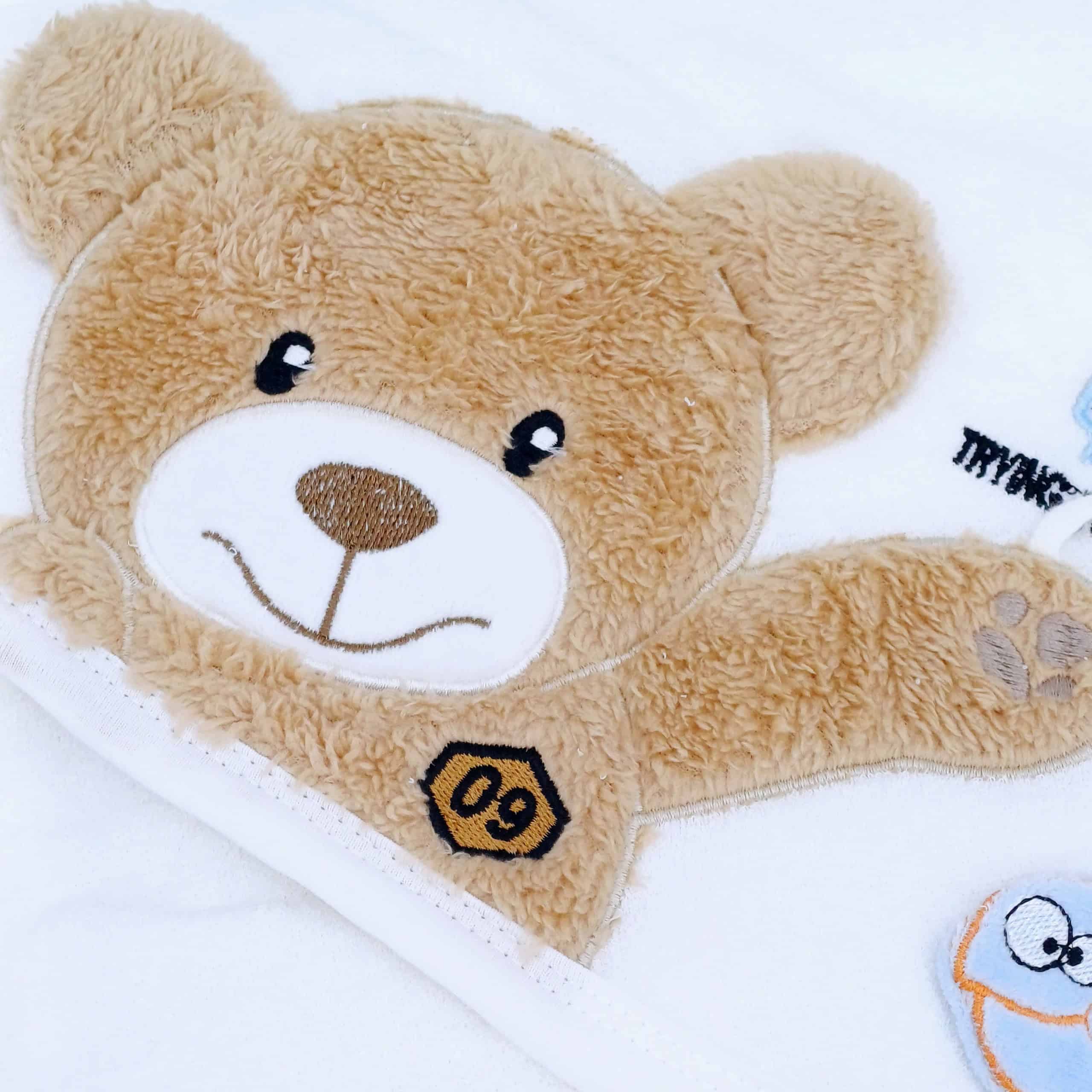 Set bain pour bébé comprenant une grande serviette avec capuche décorée d’un adorable ours et un petit essuie assorti, idéal pour sécher délicatement la peau sensible des nouveau-nés.