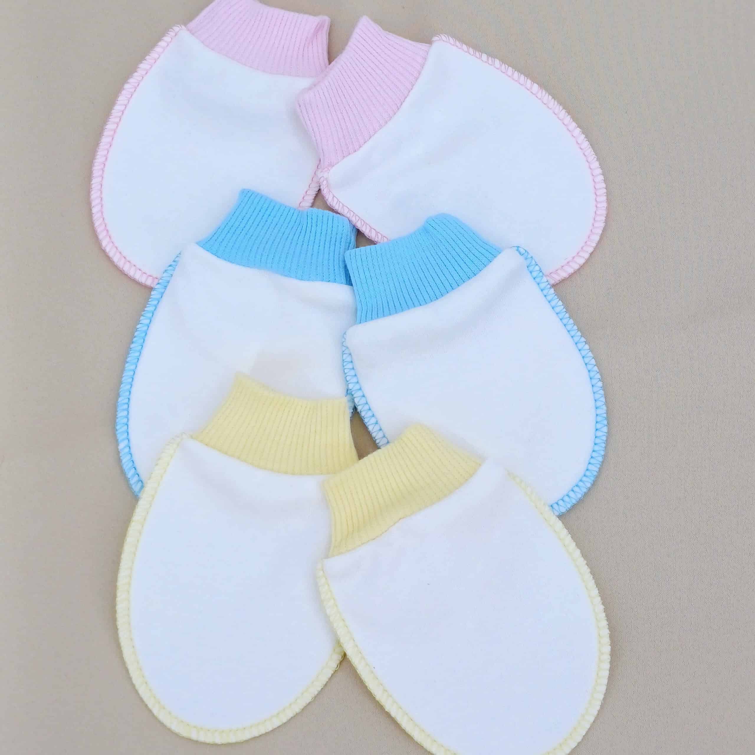 Moufles anti-griffures pour bébé en tissu doux avec bord élastique, disponibles en couleurs pastel (jaune, rose et bleu).