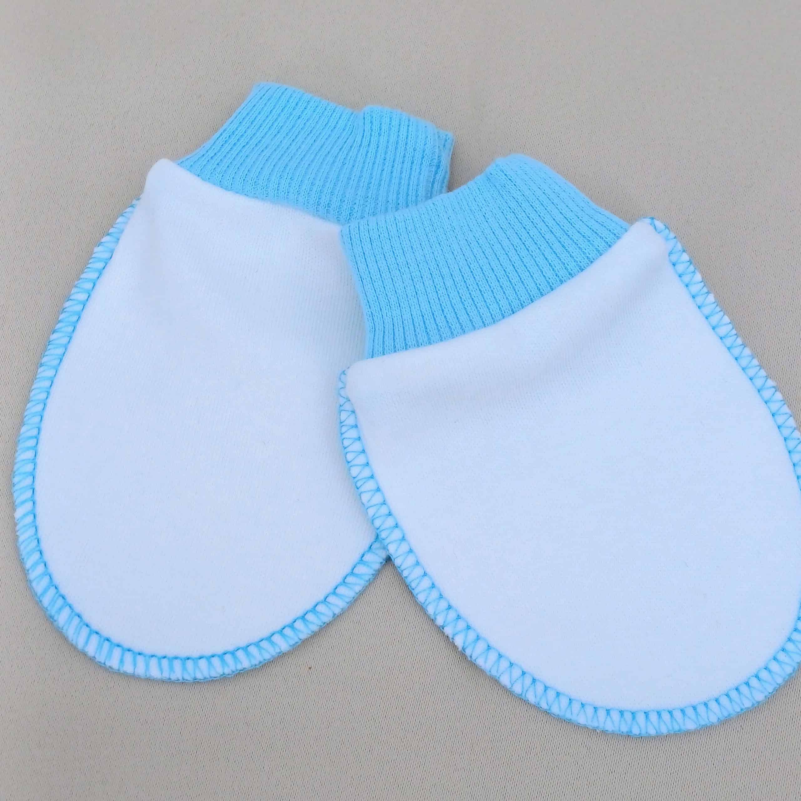 Moufles anti-griffures pour bébé en tissu doux avec bord élastique, disponibles en couleurs pastel (jaune, rose et bleu).