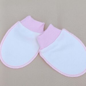 Moufles anti-griffures pour bébé en tissu doux avec bord élastique, disponibles en couleurs pastel (jaune, rose et bleu).