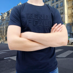 T-shirt bleu foncé homme avec inscription en relief « THE END OF FALLIN »