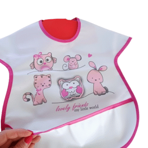 Bavoir imperméable bébé avec poche récupératrice – Motif Lovely Friends – Rose – Fermeture velcro