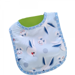Petit bavoir bébé bleu avec lapins blancs – Fermeture pression – Intérieur éponge – Pour 0 à 12 mois