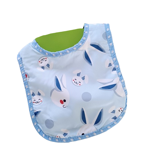 Petit bavoir bébé bleu avec lapins blancs – Fermeture pression – Intérieur éponge – Pour 0 à 12 mois