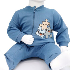 Pyjama bébé bleu indigo avec fermeture zippée et motif puzzle, fabriqué en coton bio, idéal pour l’hiver. Confortable et facile à enfiler.