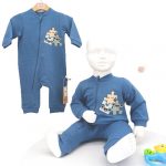 Pyjama bébé bleu indigo avec fermeture zippée et motif puzzle, fabriqué en coton bio, idéal pour l’hiver. Confortable et facile à enfiler.