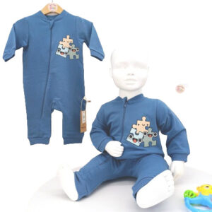 Pyjama bébé bleu indigo avec fermeture zippée et motif puzzle, fabriqué en coton bio, idéal pour l’hiver. Confortable et facile à enfiler.