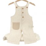 salopette bébé en coton bio écrue avec poche contrastée