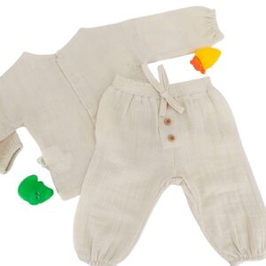 Ensemble bébé en coton bio couleur écru pour l’été, deux pièces avec boutons